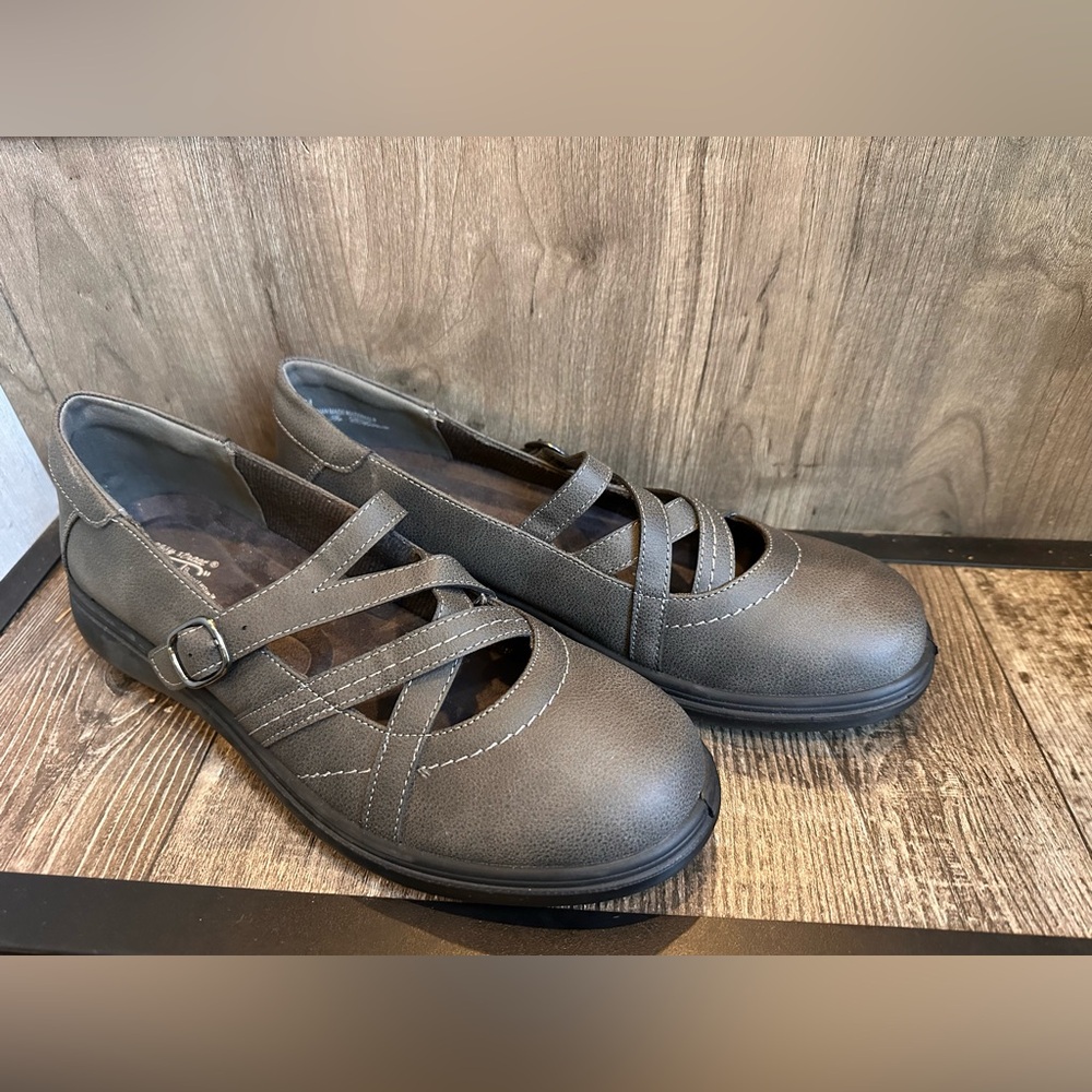 Easy Street Wise Mary Jane’s Slip On Size 10M